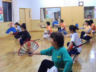 ダンスク・ダンスク・スッテグデンと言う口唱歌で軽快に踊る勇女たち！