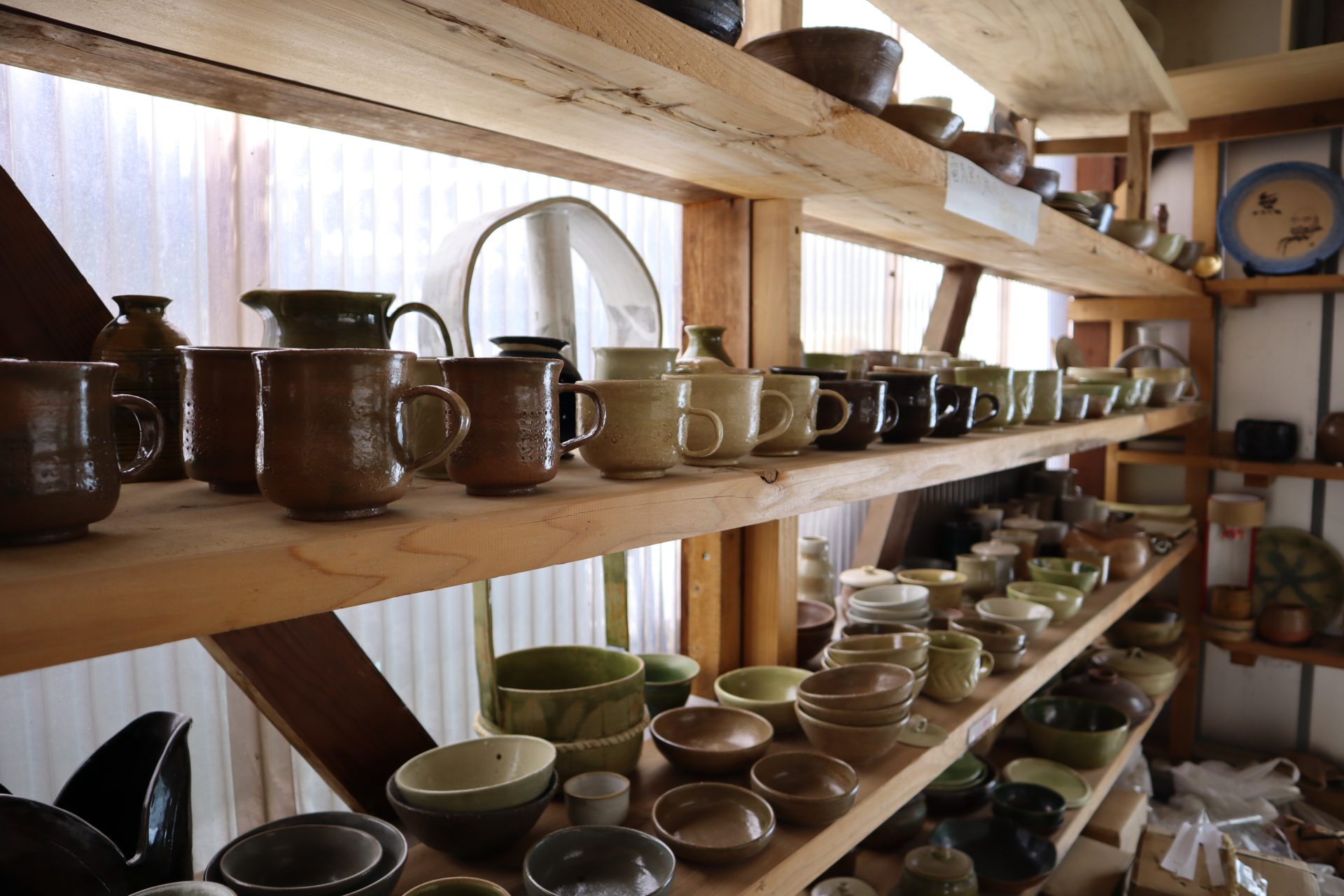  
北上市立花地区に建つ、穴窯「香花窯」。
「電気窯」と「穴窯」という2種の焼成方法で陶磁器を作成することができ、「備前焼」や「信楽焼」等、様々な陶器が作成可能です。
工房へ入ると、壁一面にたくさんの陶芸品が。様々な形・色・種類の陶磁器を見学できます。
陶芸体験のほか、時期により窯焚き体験、まき割り体験も可能です。